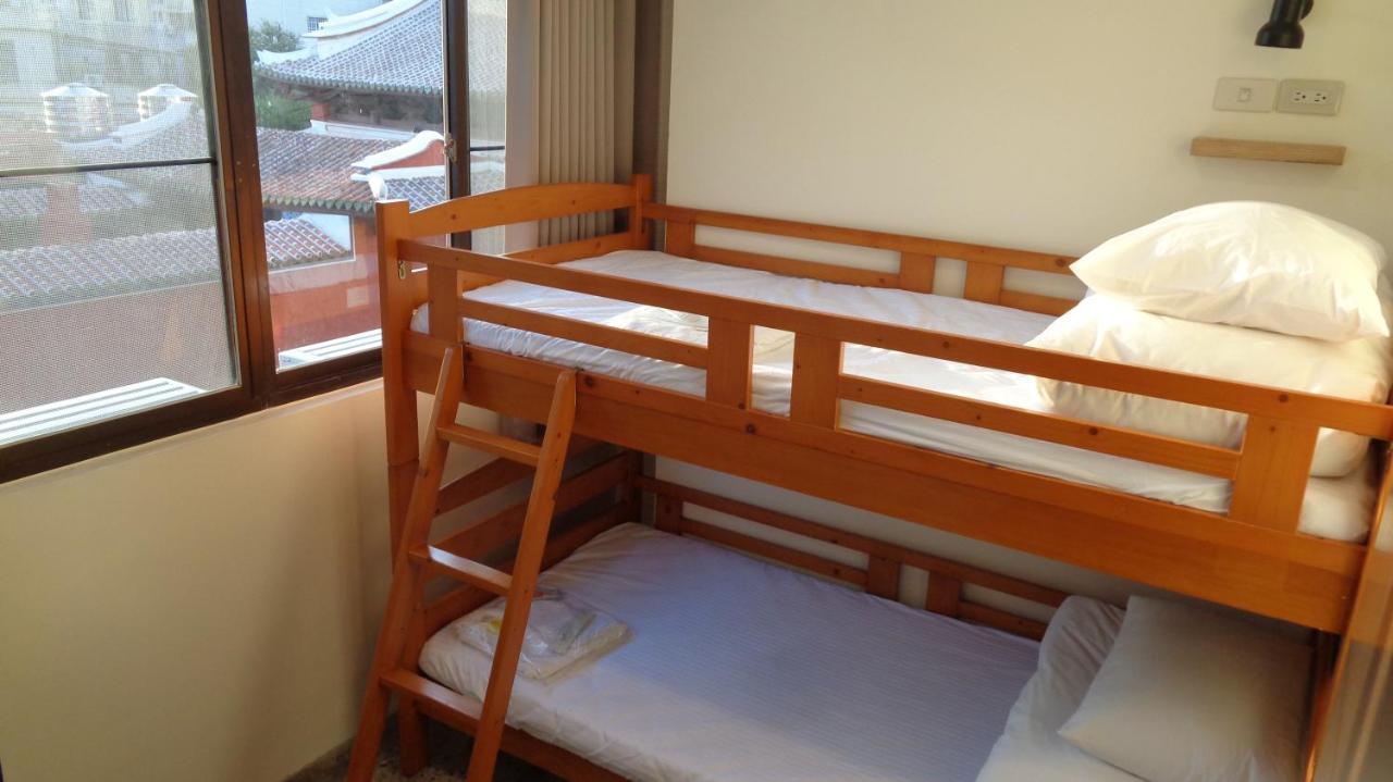 Temple Side Hostel ไถหนาน ภายนอก รูปภาพ